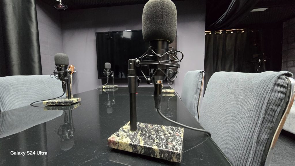 "Descubra como a I Think Creative no Morumbi pode transformar suas ideias em podcasts de sucesso. Oferecemos locação de estúdio, direção, produção, edição e design para criação de podcasts."