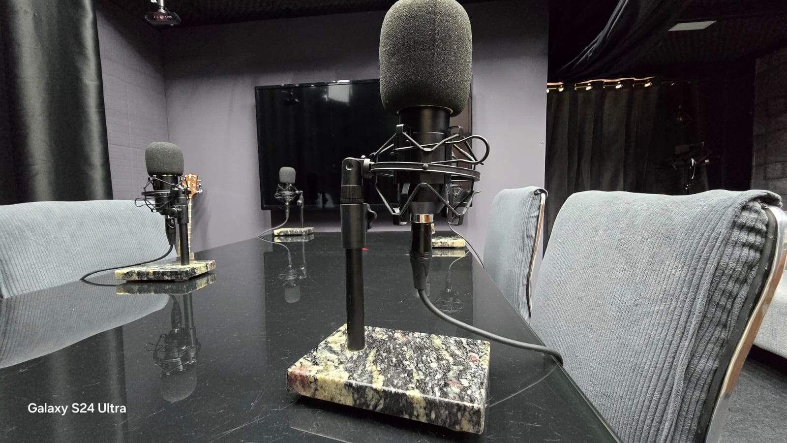 "Descubra como a I Think Creative no Morumbi pode transformar suas ideias em podcasts de sucesso. Oferecemos locação de estúdio, direção, produção, edição e design para criação de podcasts."